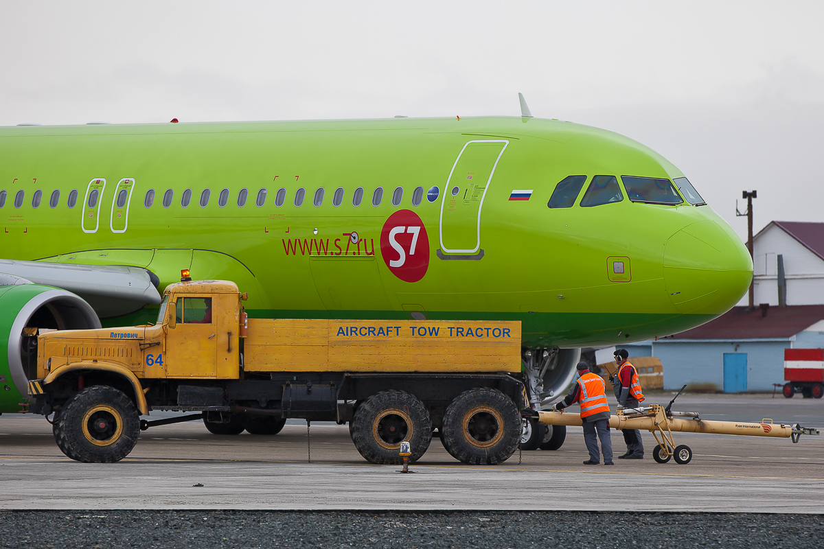 VQ-BRG · Airbus A320-214 · (UUS / UHSS)
