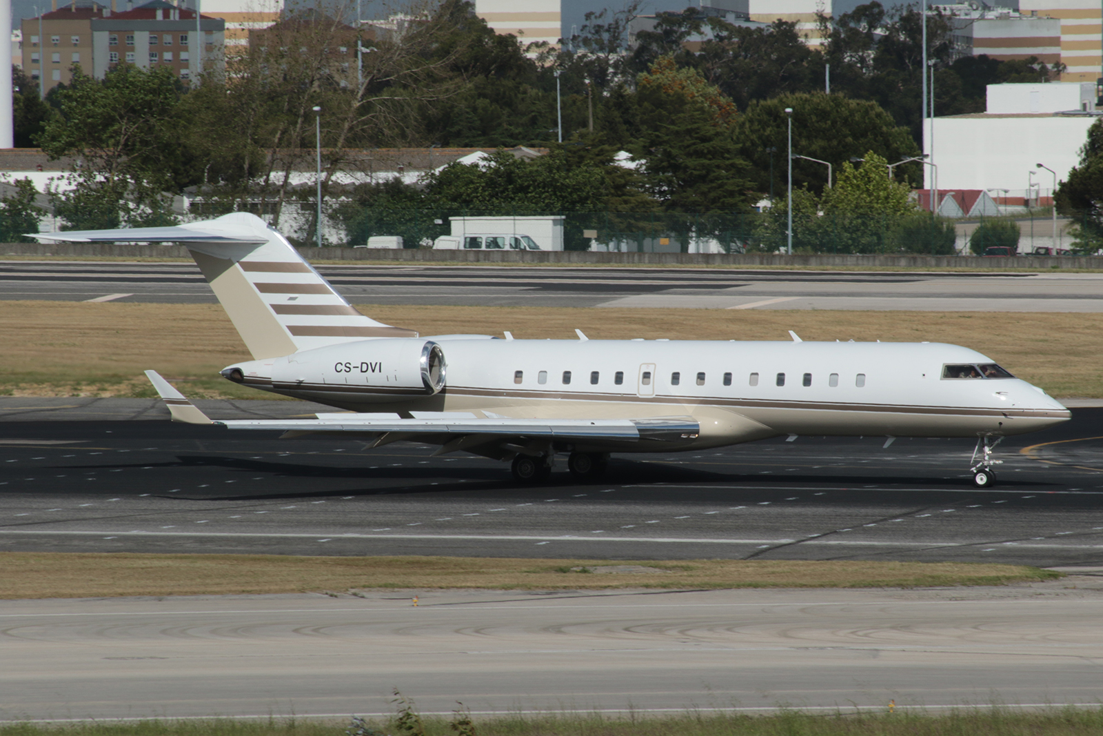 CS-DVI · Bombardier BD-700-1A10 Global Express · (LIS / LPPT)