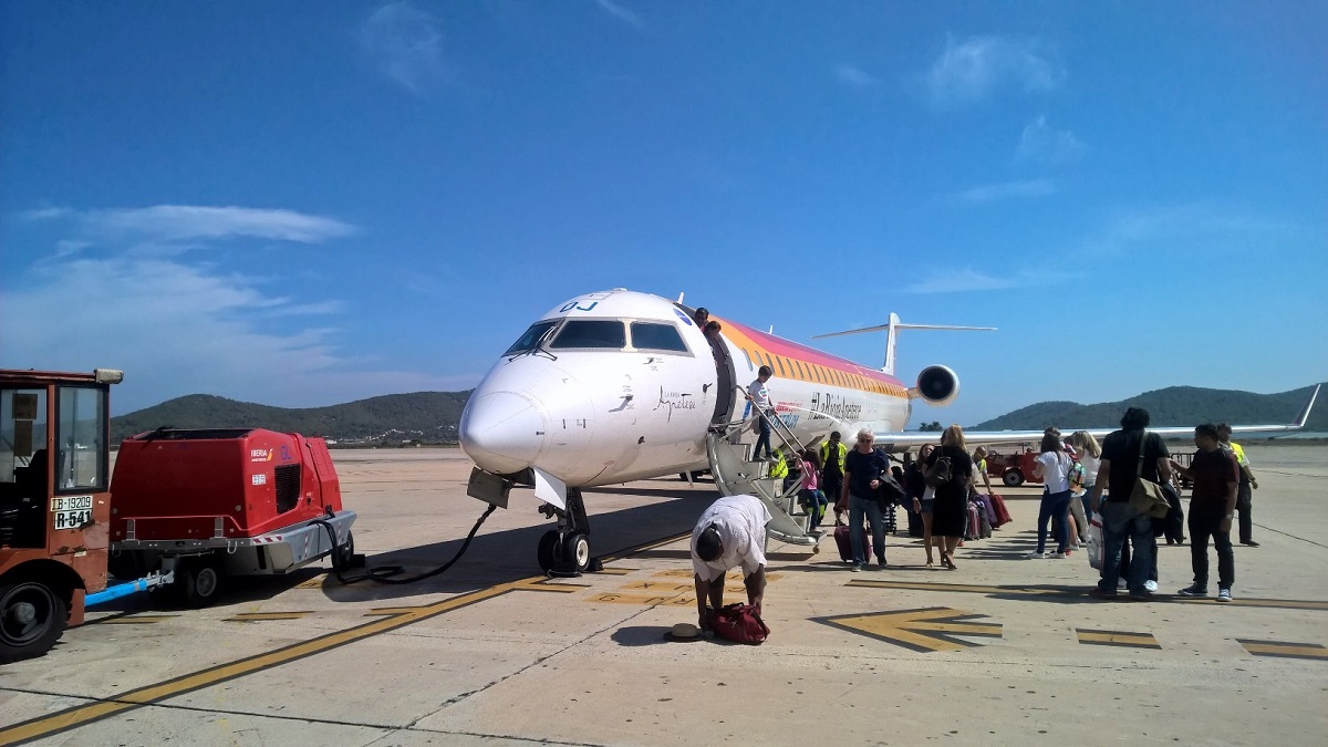 EC-LOJ · Bombardier CRJ-1000 · (IBZ / LEIB)