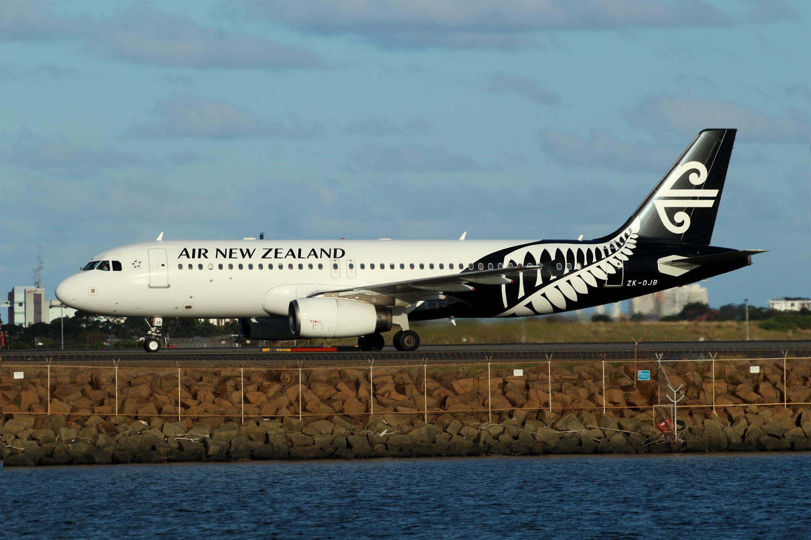ZK-OJB · Airbus A320-232 · (SYD / YSSY)