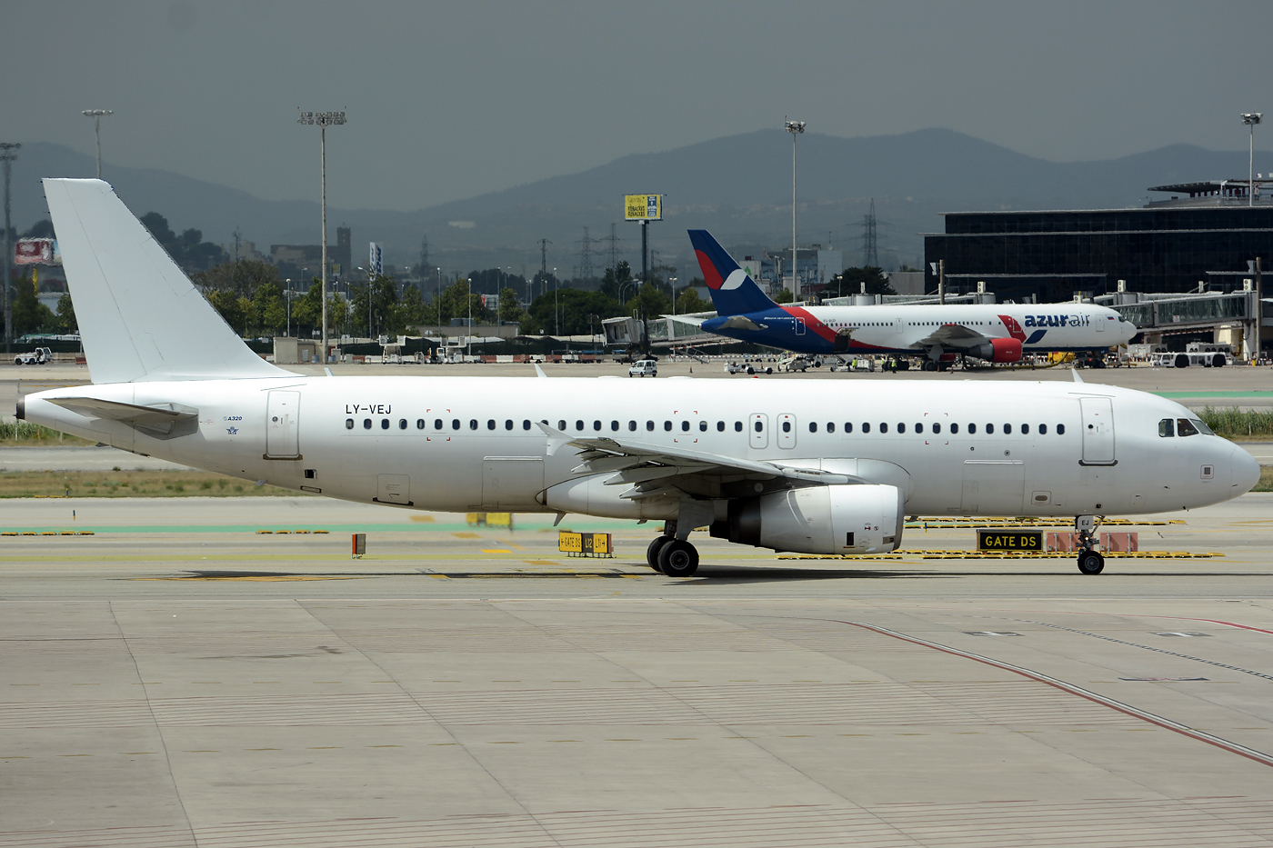 LY-VEJ (cn 2275) Airbus A320-232