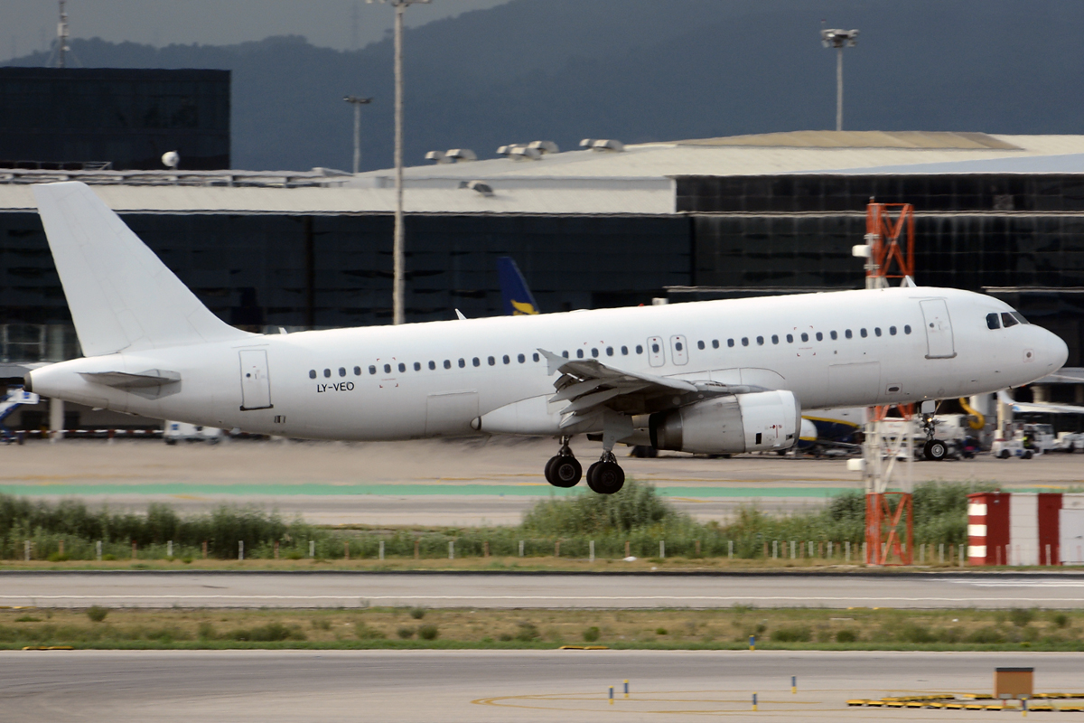 LY-VEO (558) 1995 Airbus A320-233