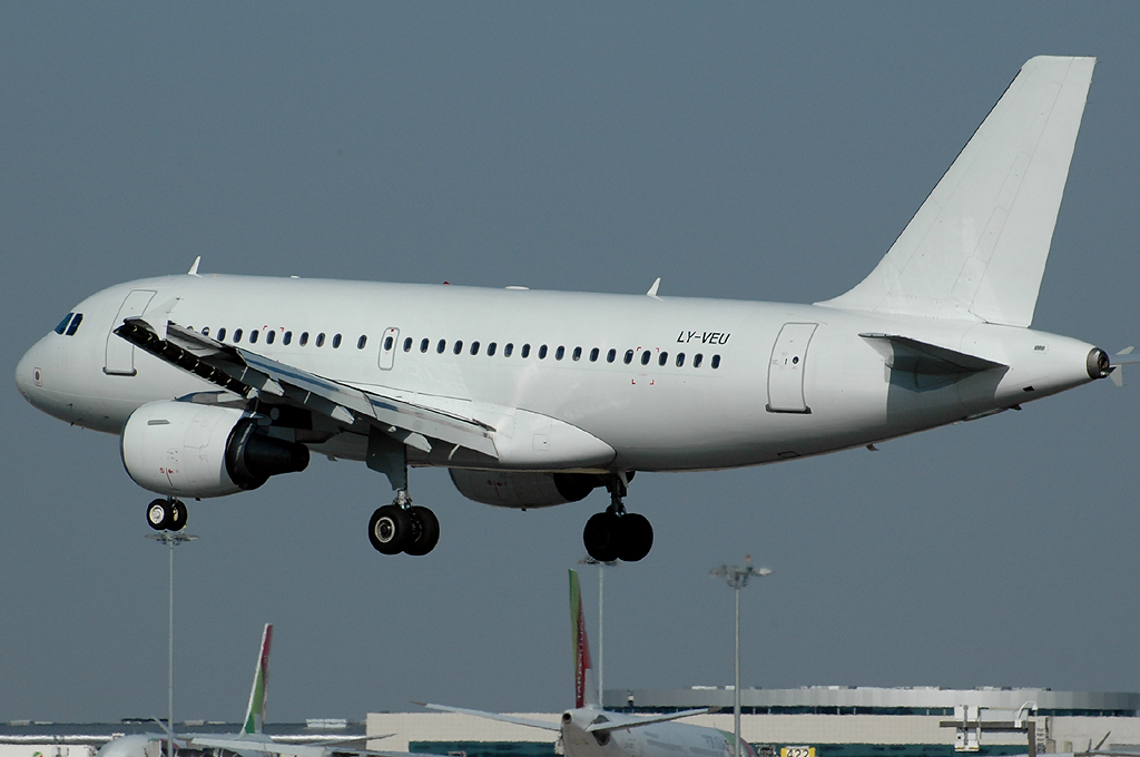 LY-VEU · Airbus A319-112 · (LIS / LPPT)