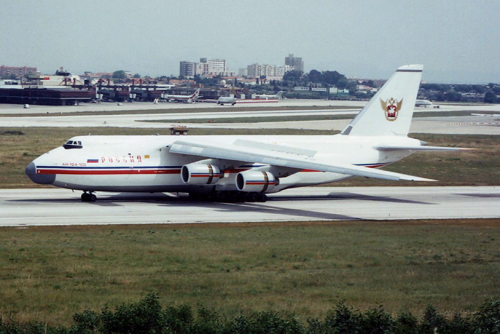 RA-82073 (9773054359139) 1994 Antonov An-124-100