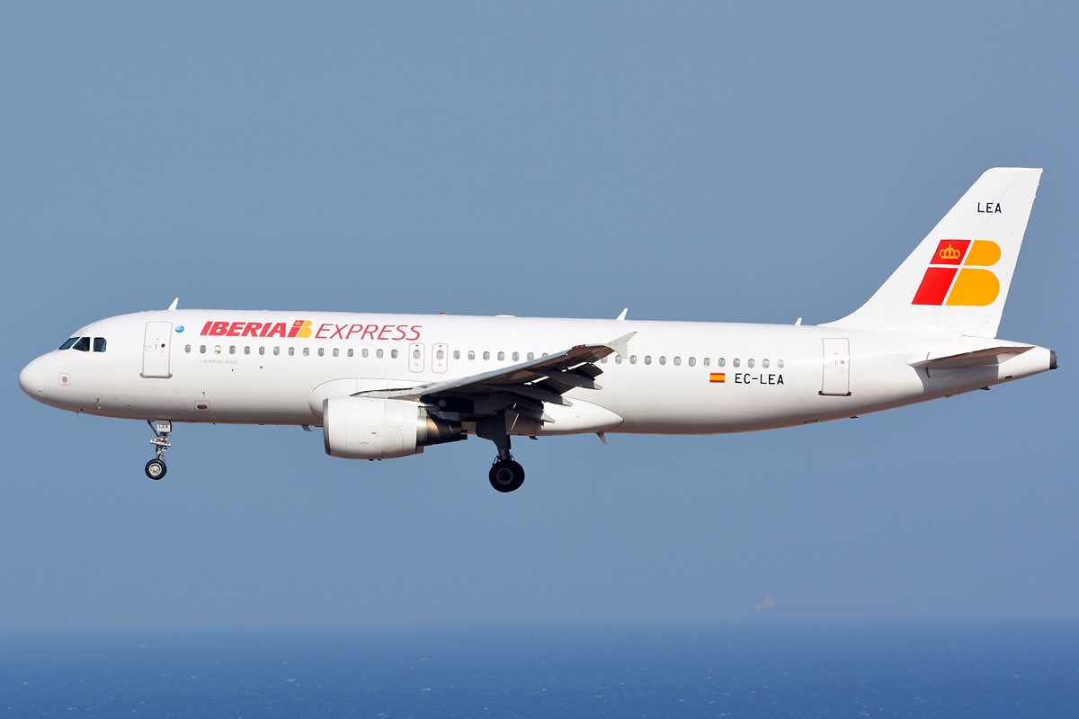 EC-LEA (1099) 1999 Airbus A320-214