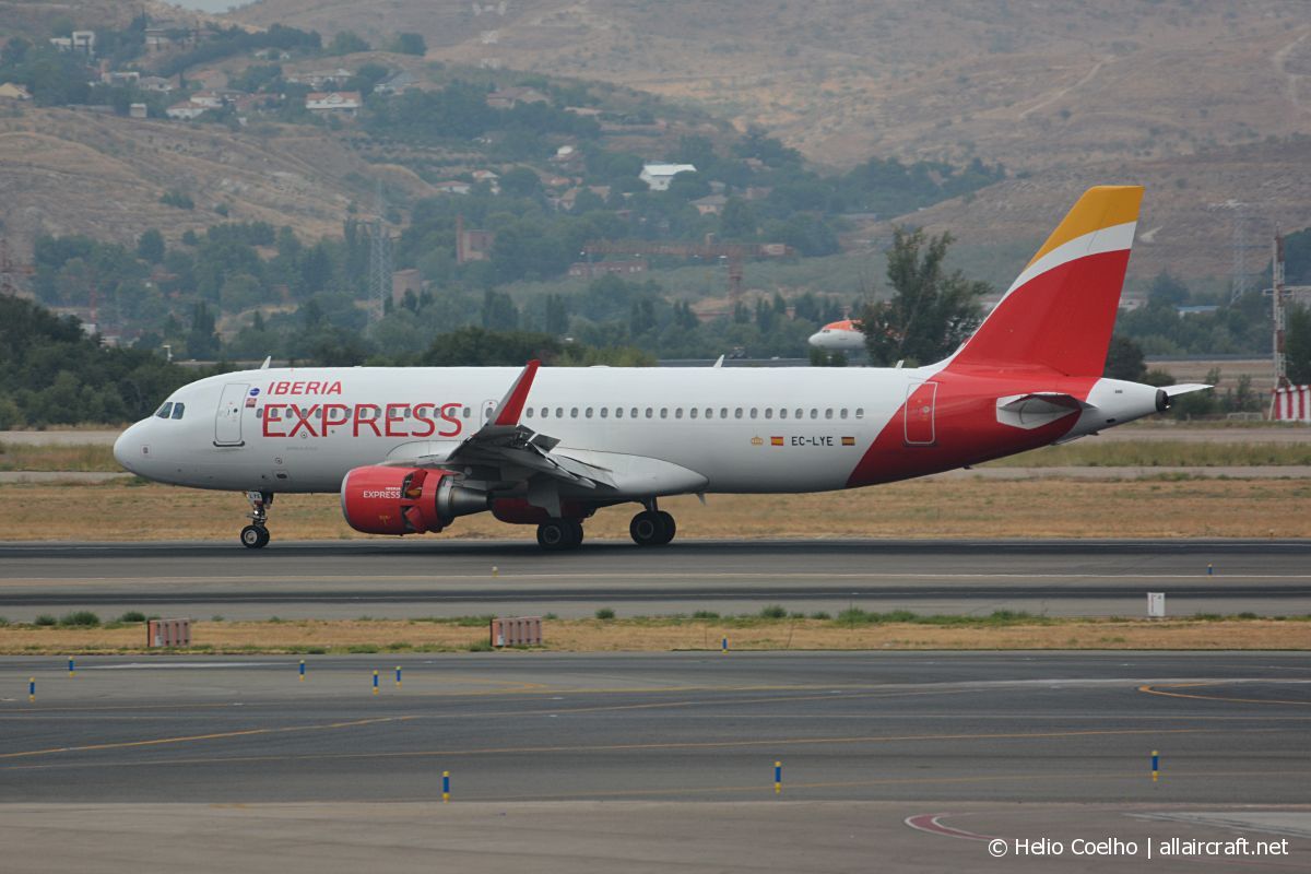 EC-LYE (5729) 2013 Airbus A320-216(WL)