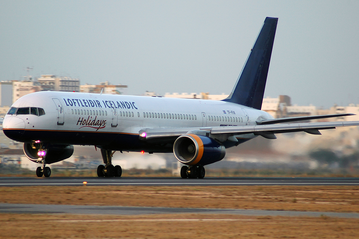TF-FIW (24838) 1990 Boeing 757-27B