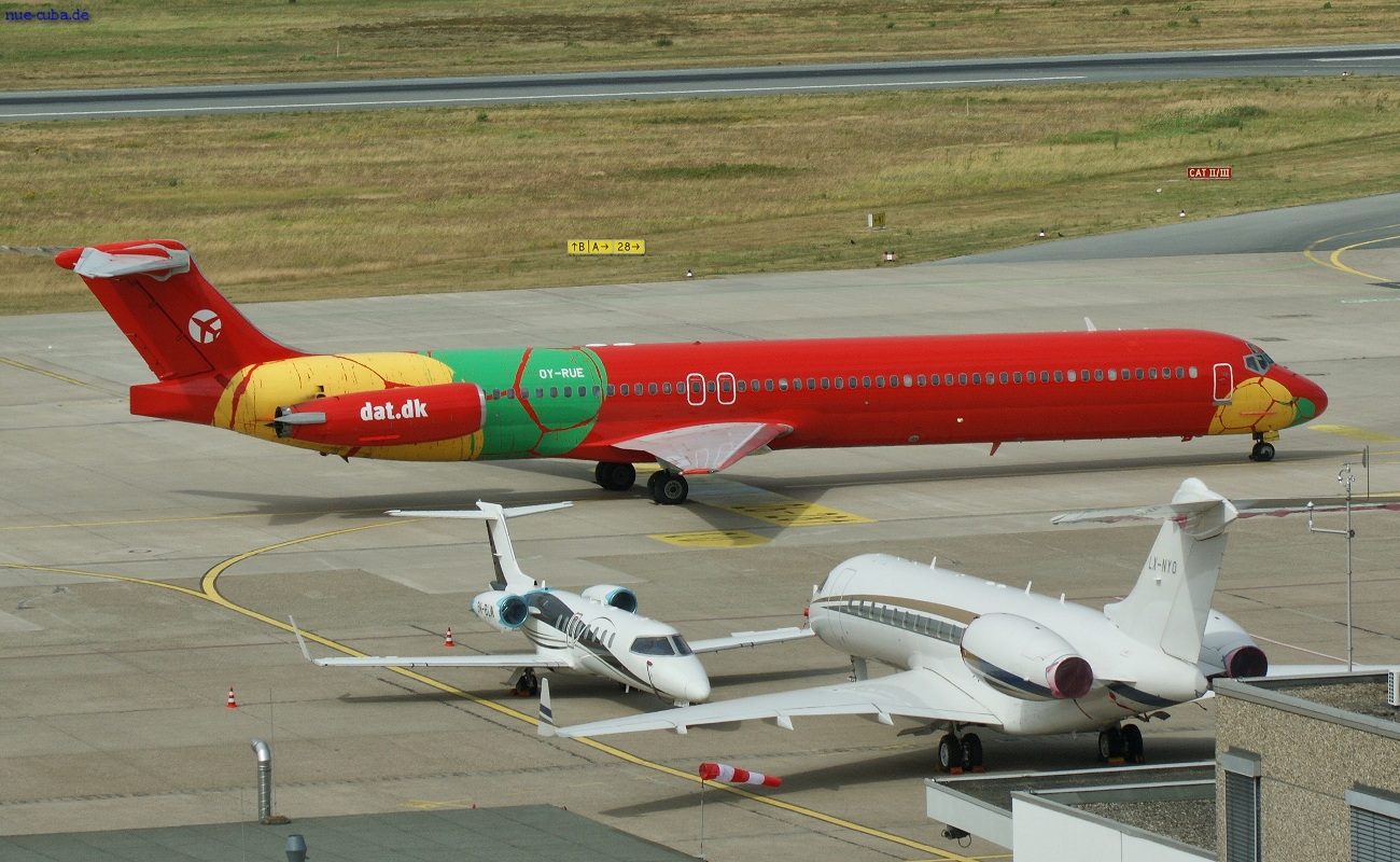 OY-RUE (cn 49936) McDonnell Douglas MD-83
