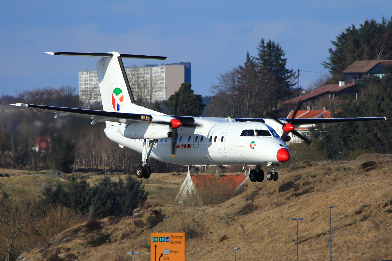 OY-RUW (060) 1986 Bombardier Dash 8-102