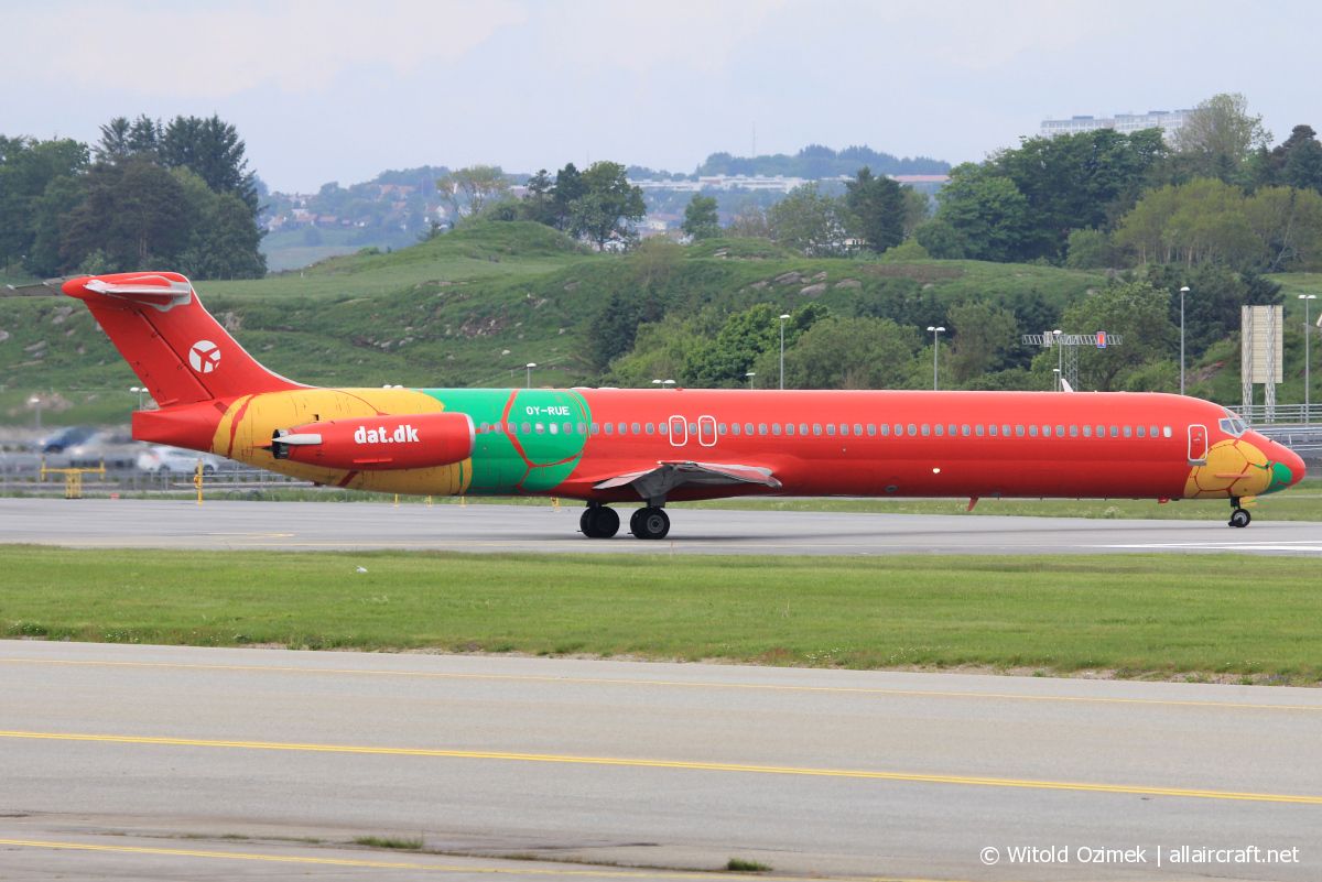 OY-RUE (49936) 1990 McDonnell Douglas MD-83
