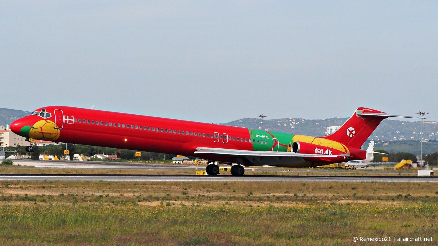 OY-RUE · McDonnell Douglas MD-83 · (FAO / LPFR)