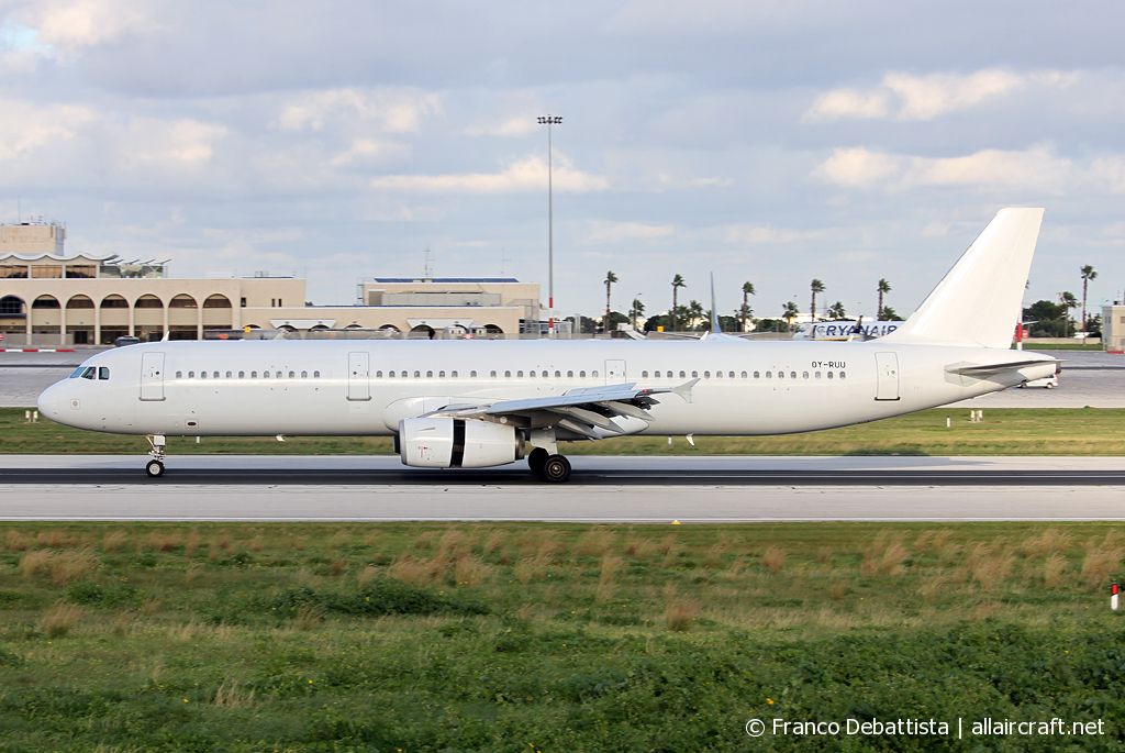 OY-RUU (878) 1998 Airbus A321-231