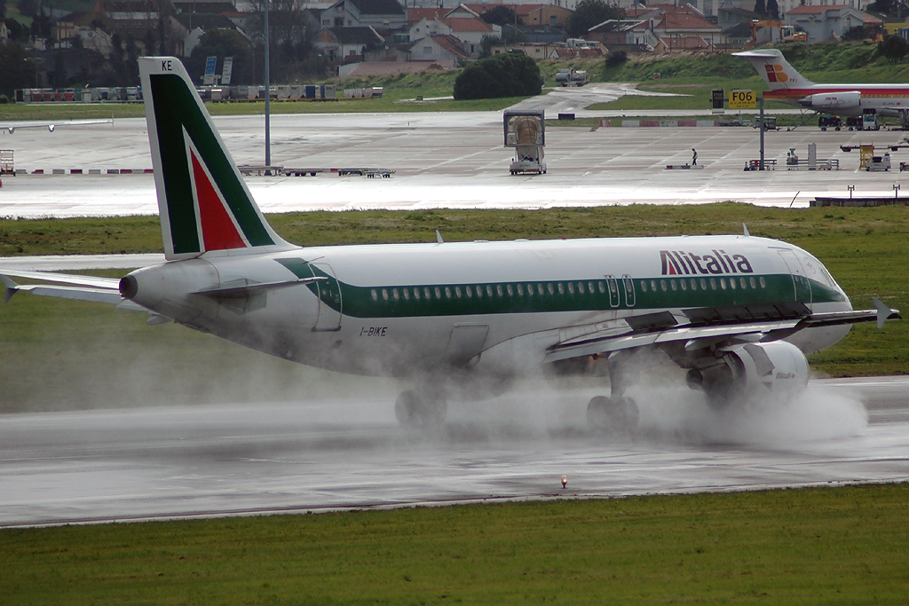 I-BIKE · Airbus A320-214 · (LIS / LPPT)