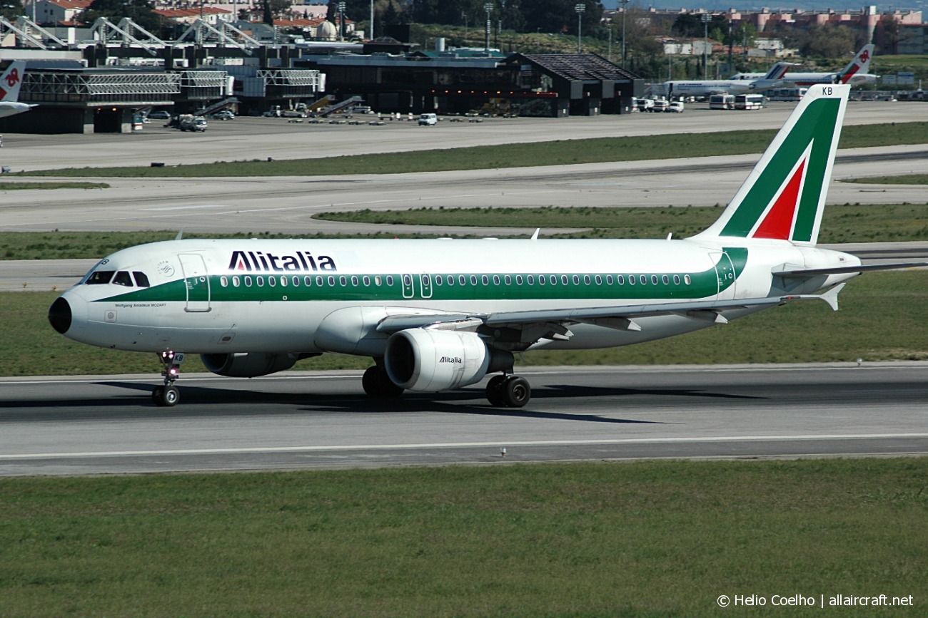 I-BIKB · Airbus A320-214 · (LIS / LPPT)