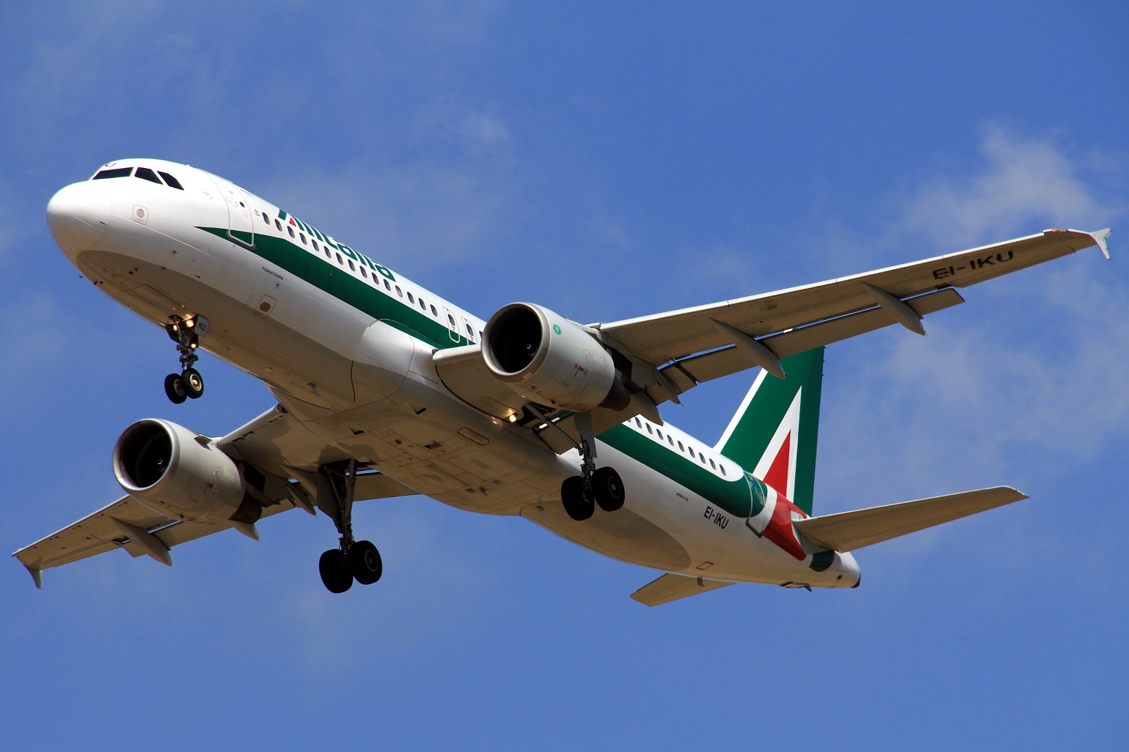EI-IKU · Airbus A320-214 · (FCO / LIRF)