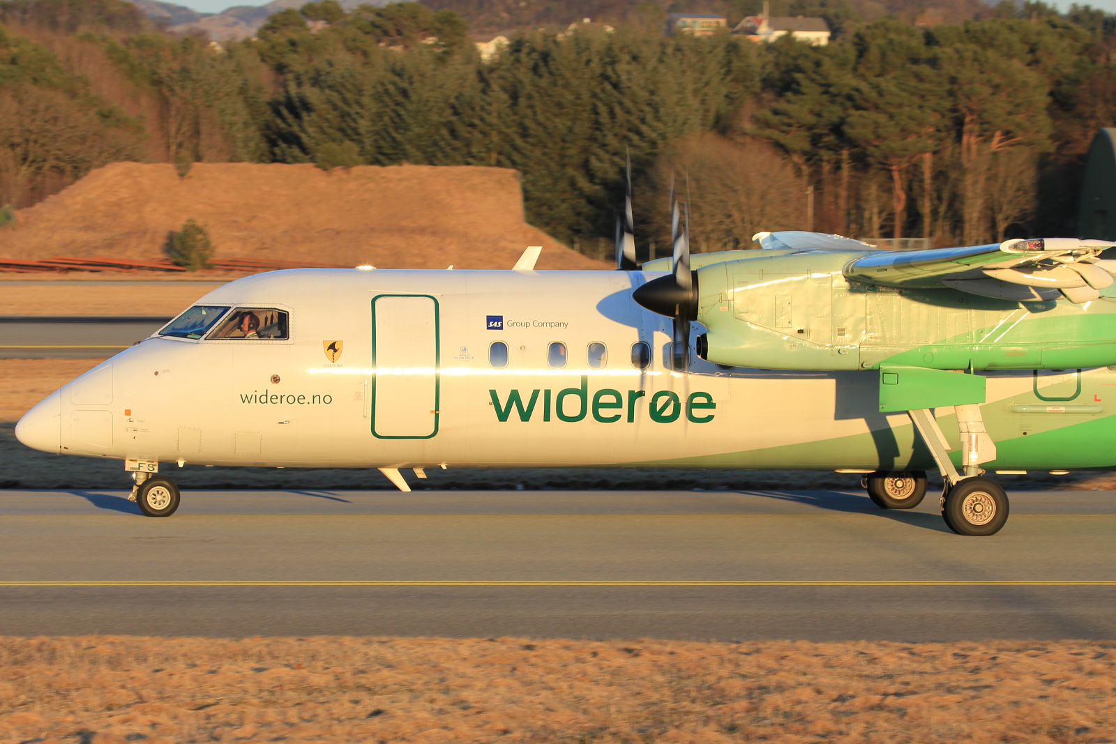 LN-WFS (535) 1999 Bombardier Dash 8-Q311