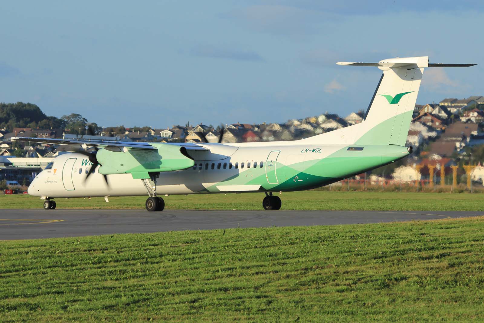 LN-WDL · Bombardier Dash 8-Q402 · (SVG / ENZV)