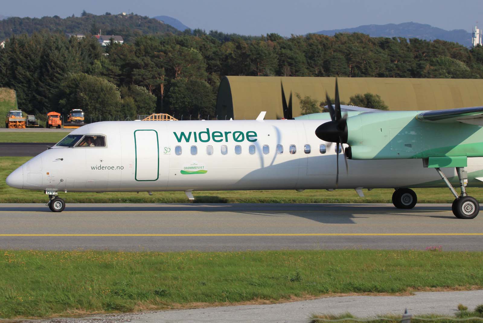 LN-RDV · Bombardier Dash 8-Q402 · (SVG / ENZV)