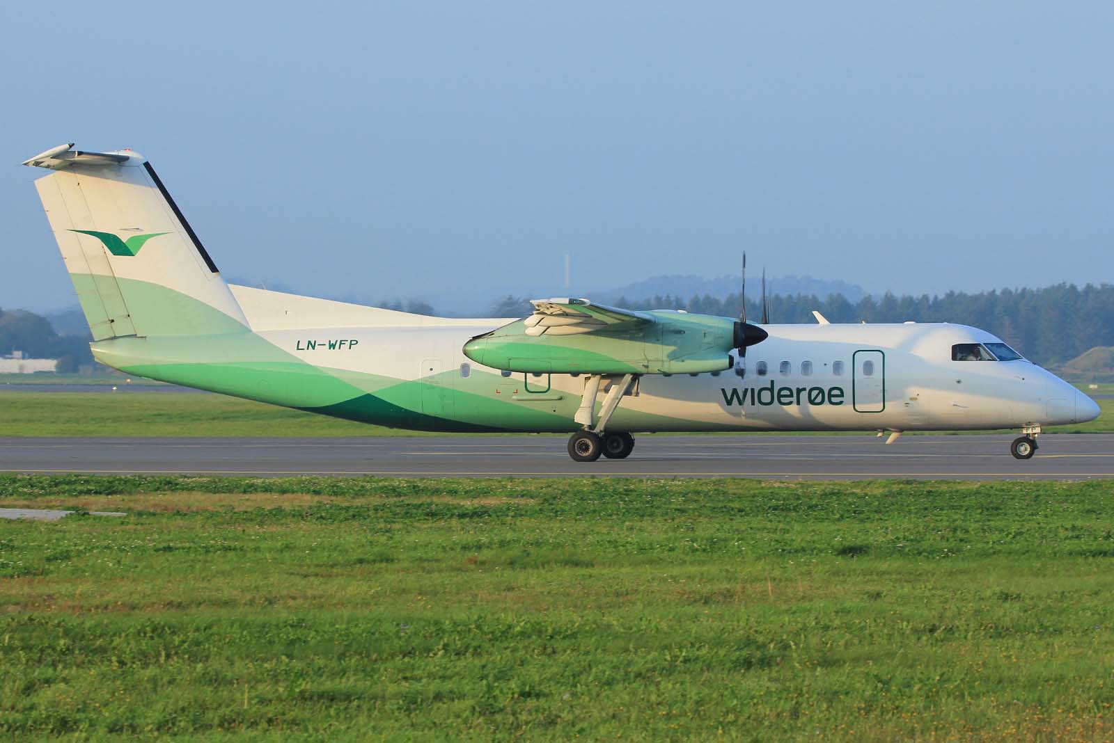 LN-WFP (495) 1998 Bombardier Dash 8-Q311