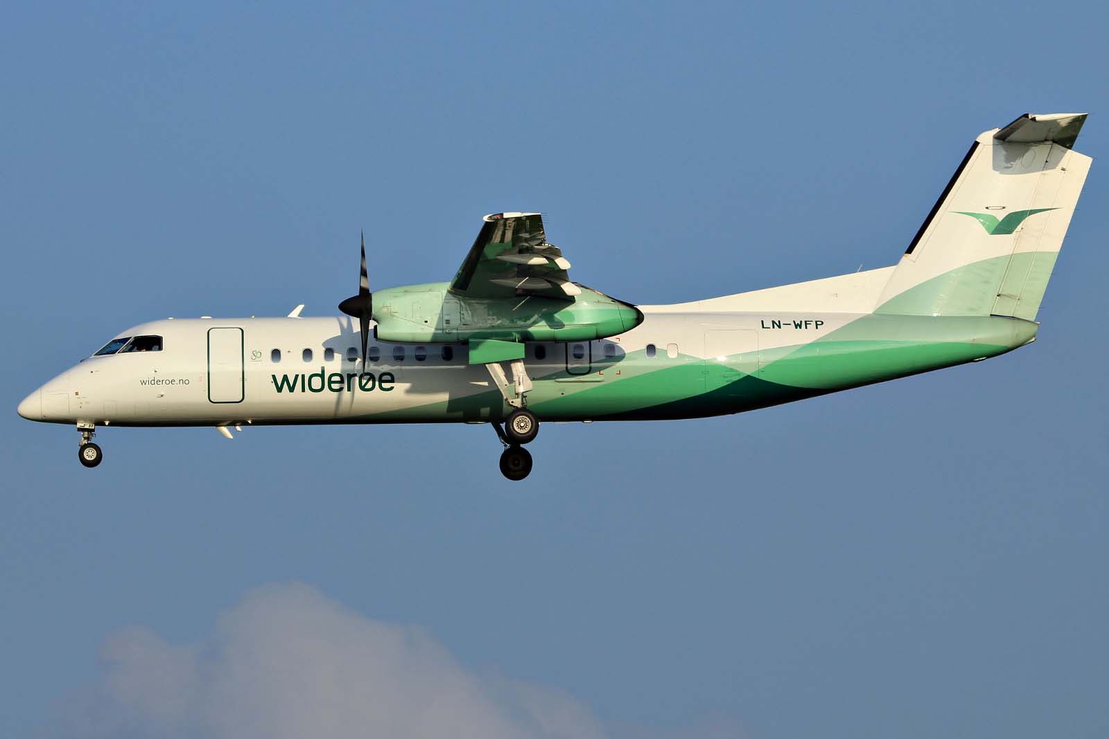 LN-WFP (495) 1998 Bombardier Dash 8-Q311