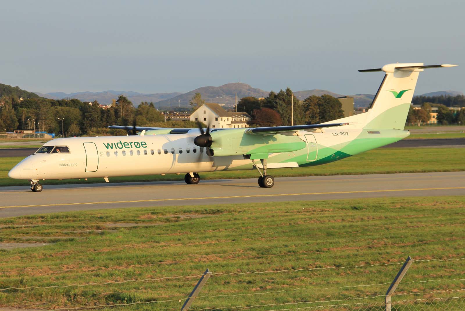 LN-RDZ · Bombardier Dash 8-Q402 · (SVG / ENZV)