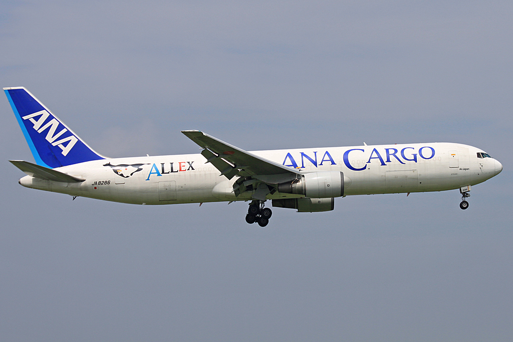 JA8286 (cn 24400) Boeing 767-381ER