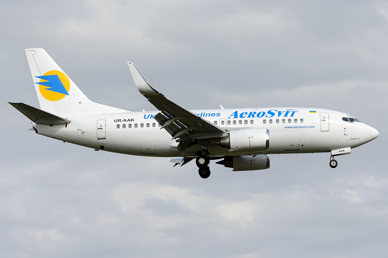 UR-AAK (cn 24968) Boeing 737-548