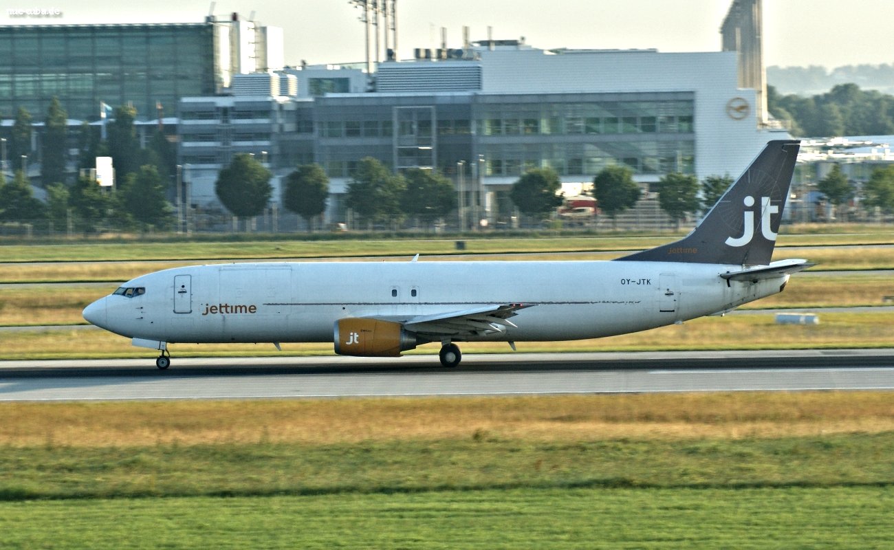 OY-JTK (24903) 1991 Boeing 737-4Y0(SF)