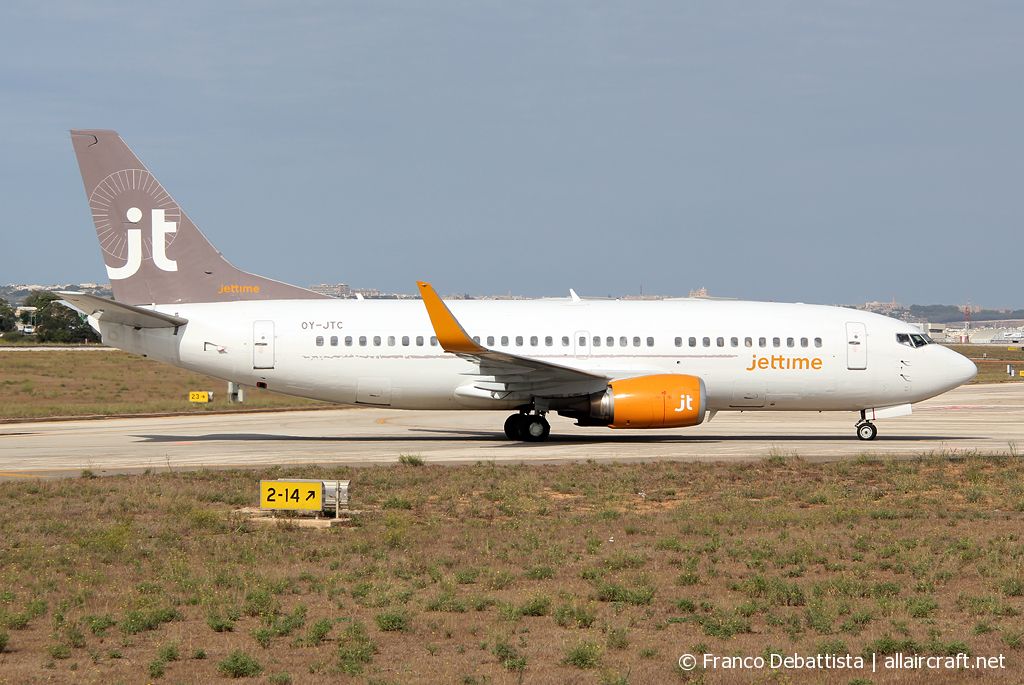 OY-JTC (23718) 1987 Boeing 737-3L9(WL)