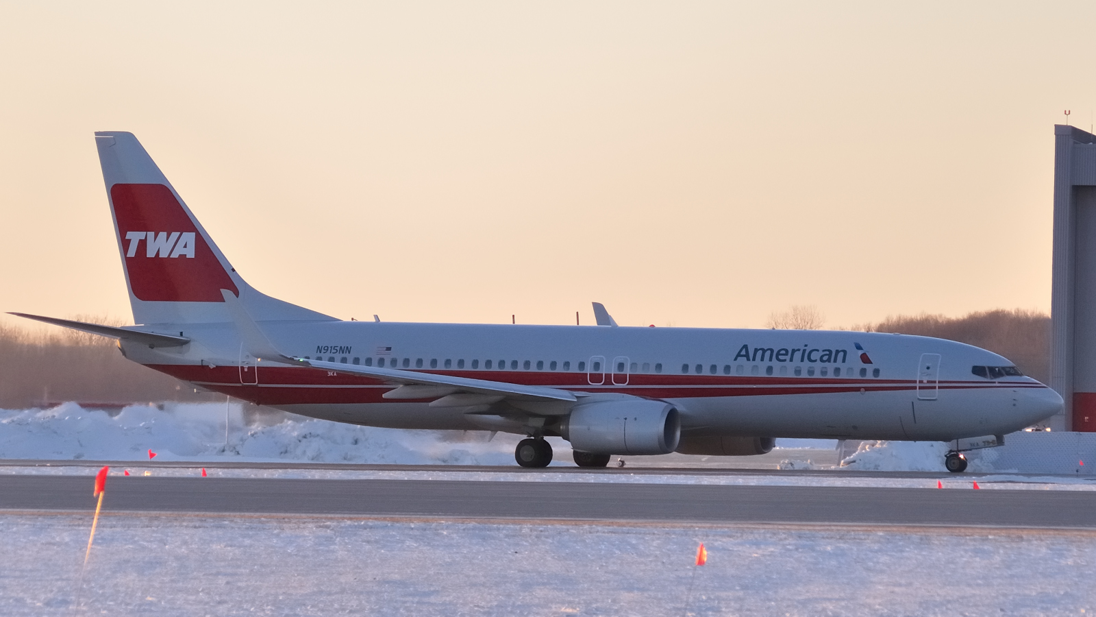 N915NN · Boeing 737-823 · (YUL / CYUL)