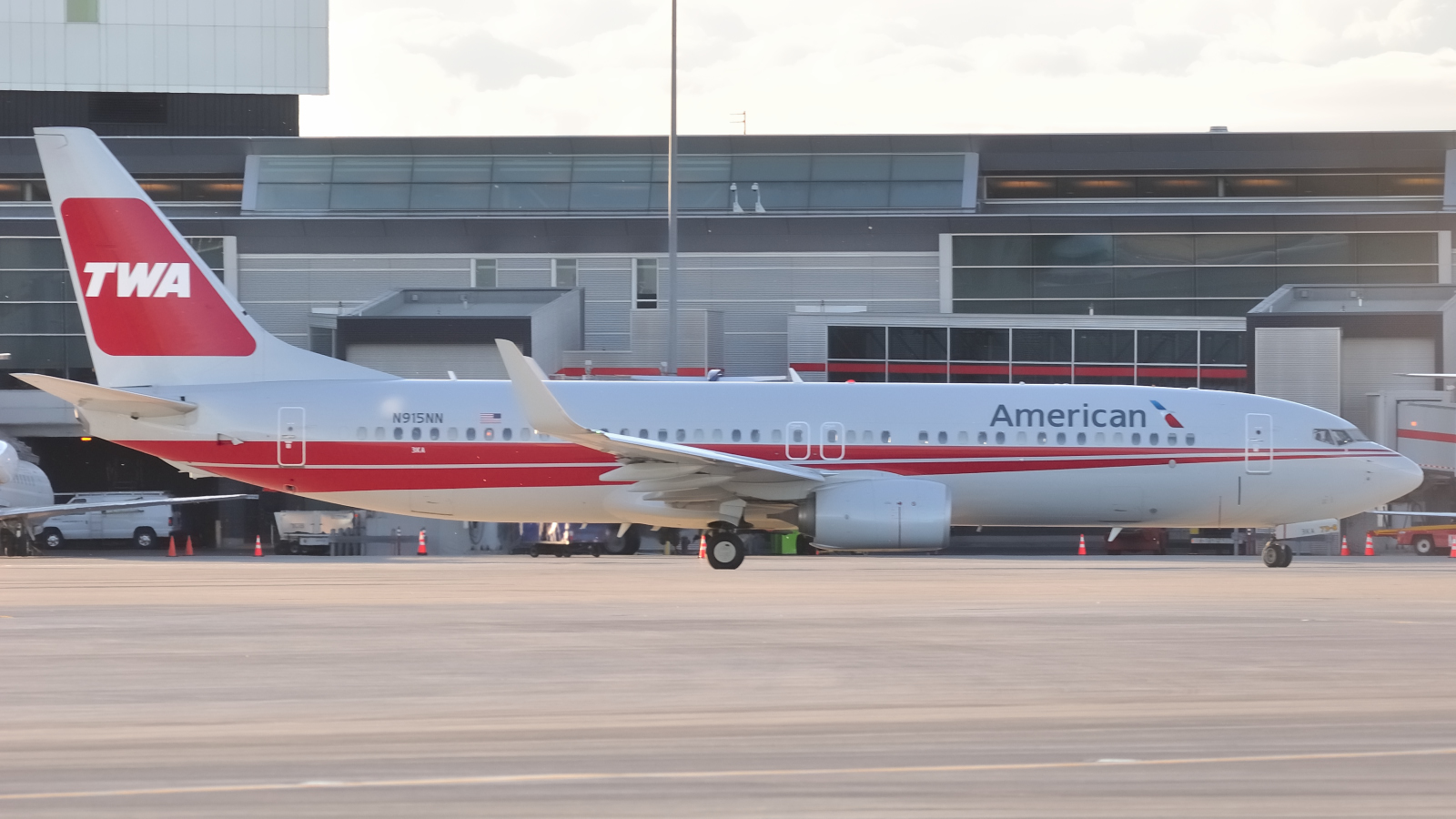 N915NN · Boeing 737-823 · (YUL / CYUL)