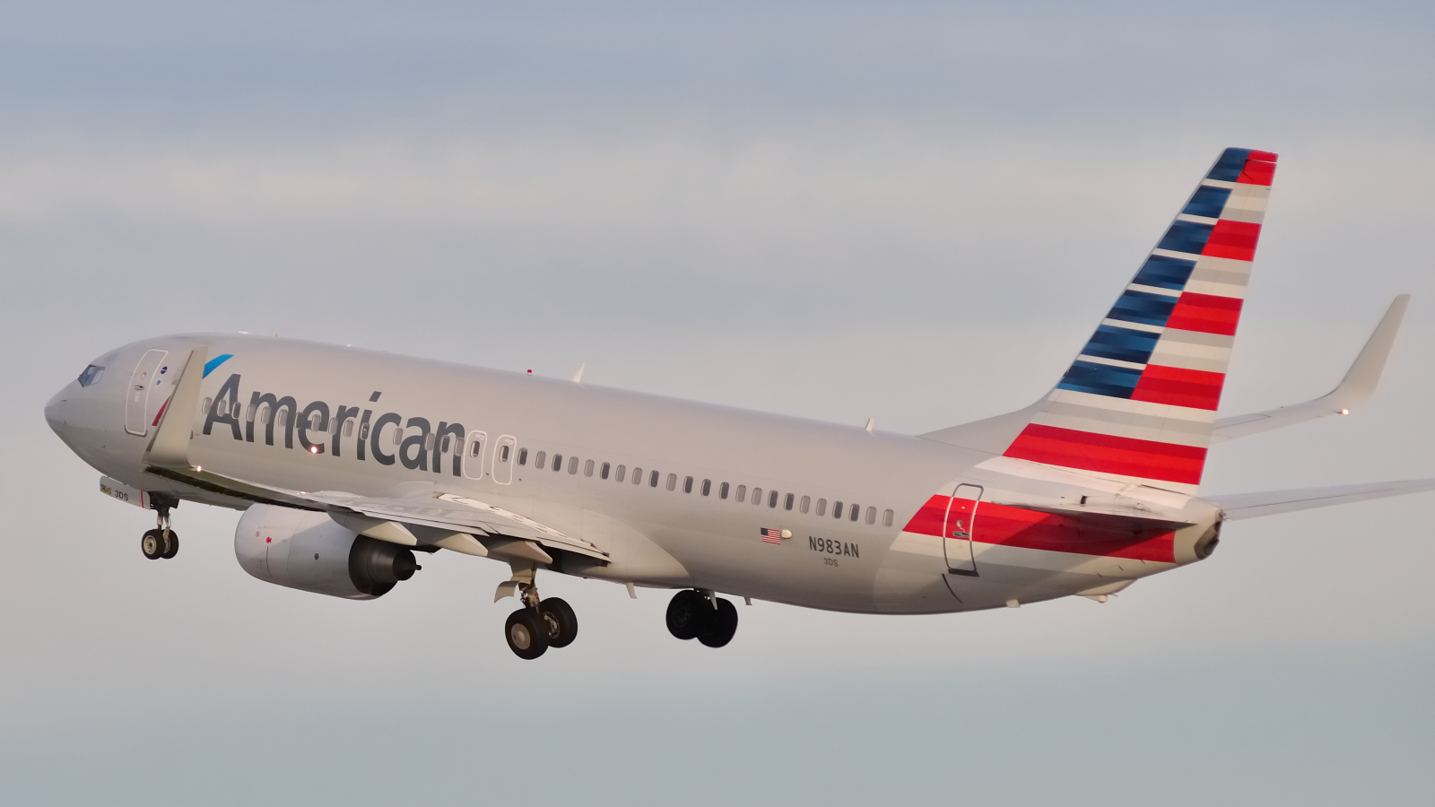 N983AN · Boeing 737-823 · (YUL / CYUL)