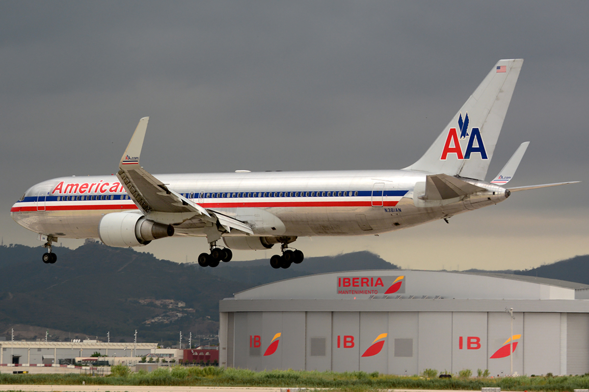 N381AN · Boeing 767-323/ER · (BCN / LEBL)