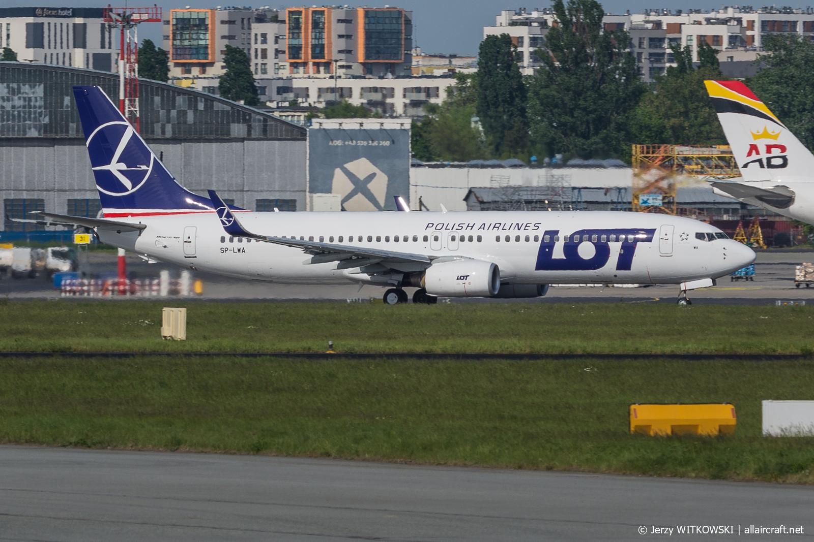 SP-LWA (30682) 2005 Boeing 737-89P(WL)