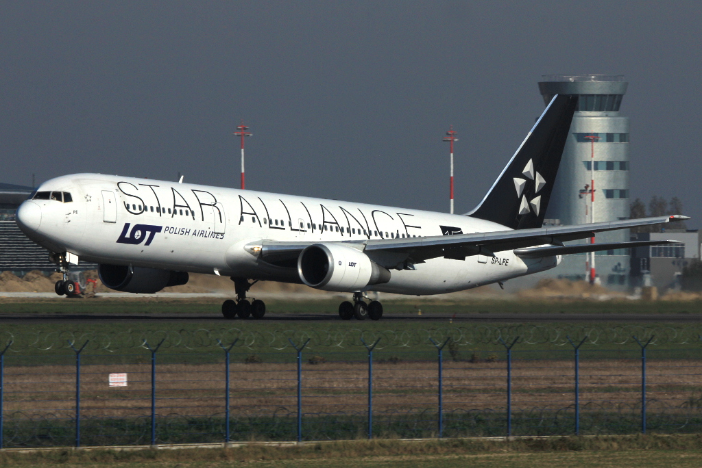 SP-LPE (24843) 1990 Boeing 767-341ER