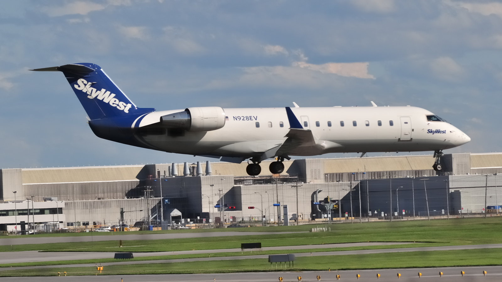 N928EV (8006) 2004 Bombardier CRJ-200ER