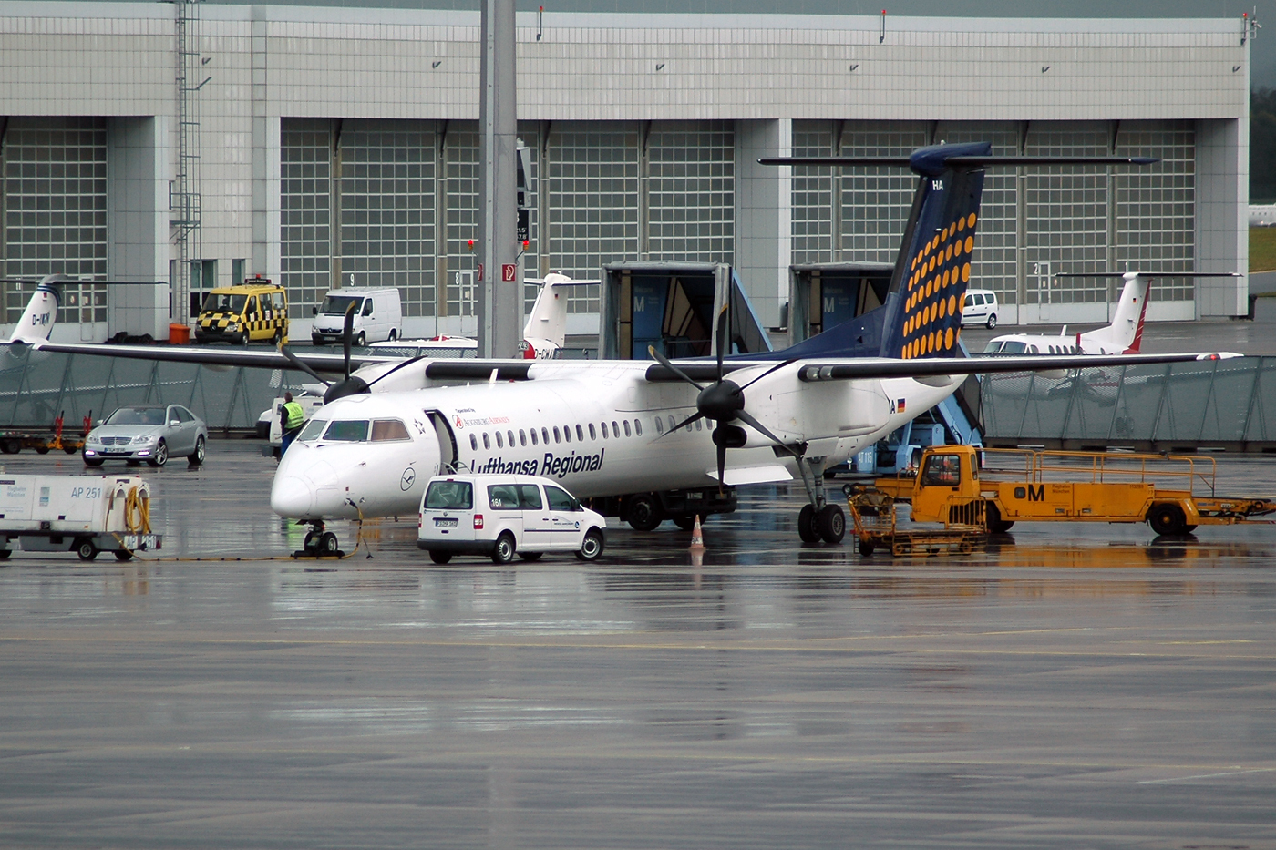 D-ADHA · Bombardier Dash 8-Q402 · (MUC / EDDM)
