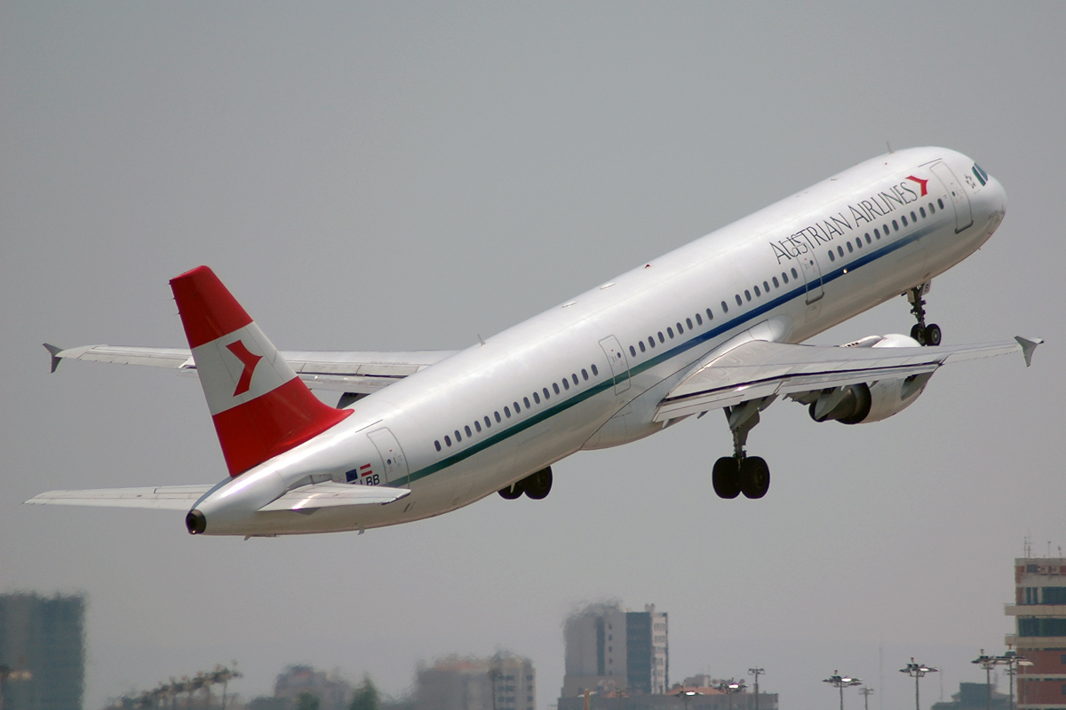 OE-LBB · Airbus A321-111 · (LIS / LPPT)