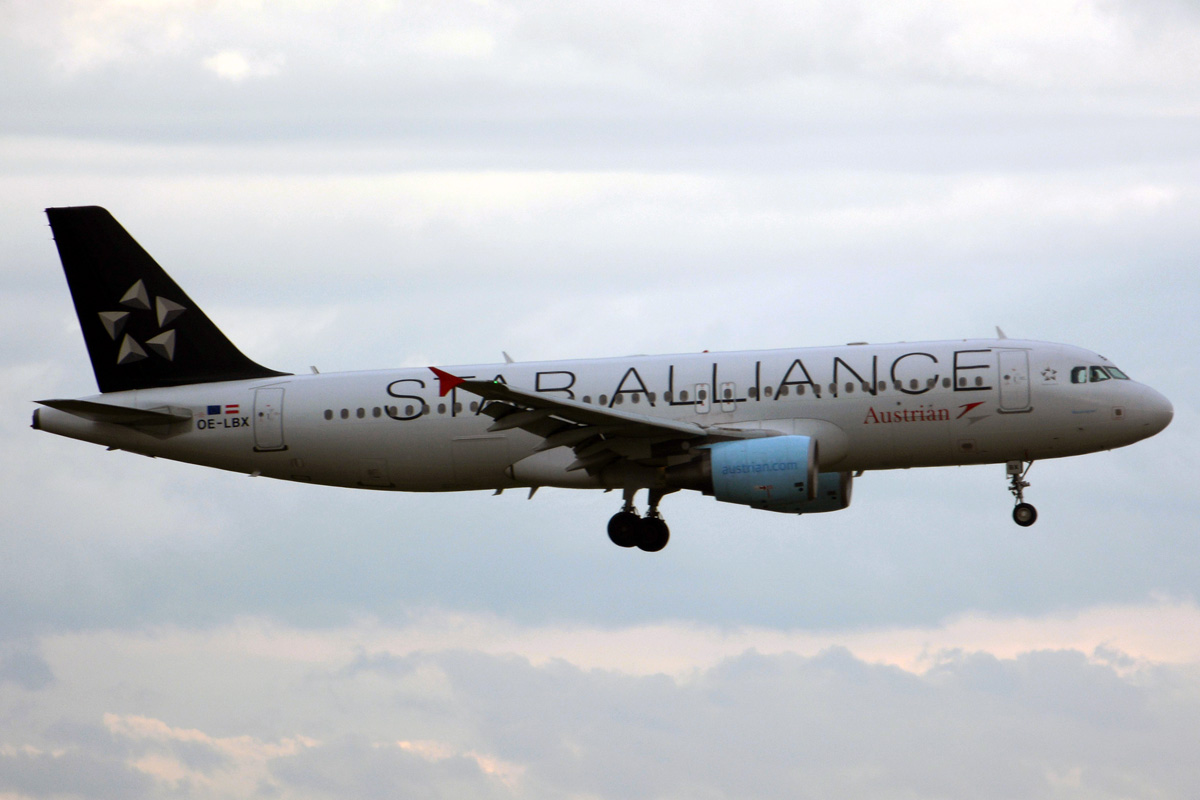 OE-LBX (1735) 2002 Airbus A320-214