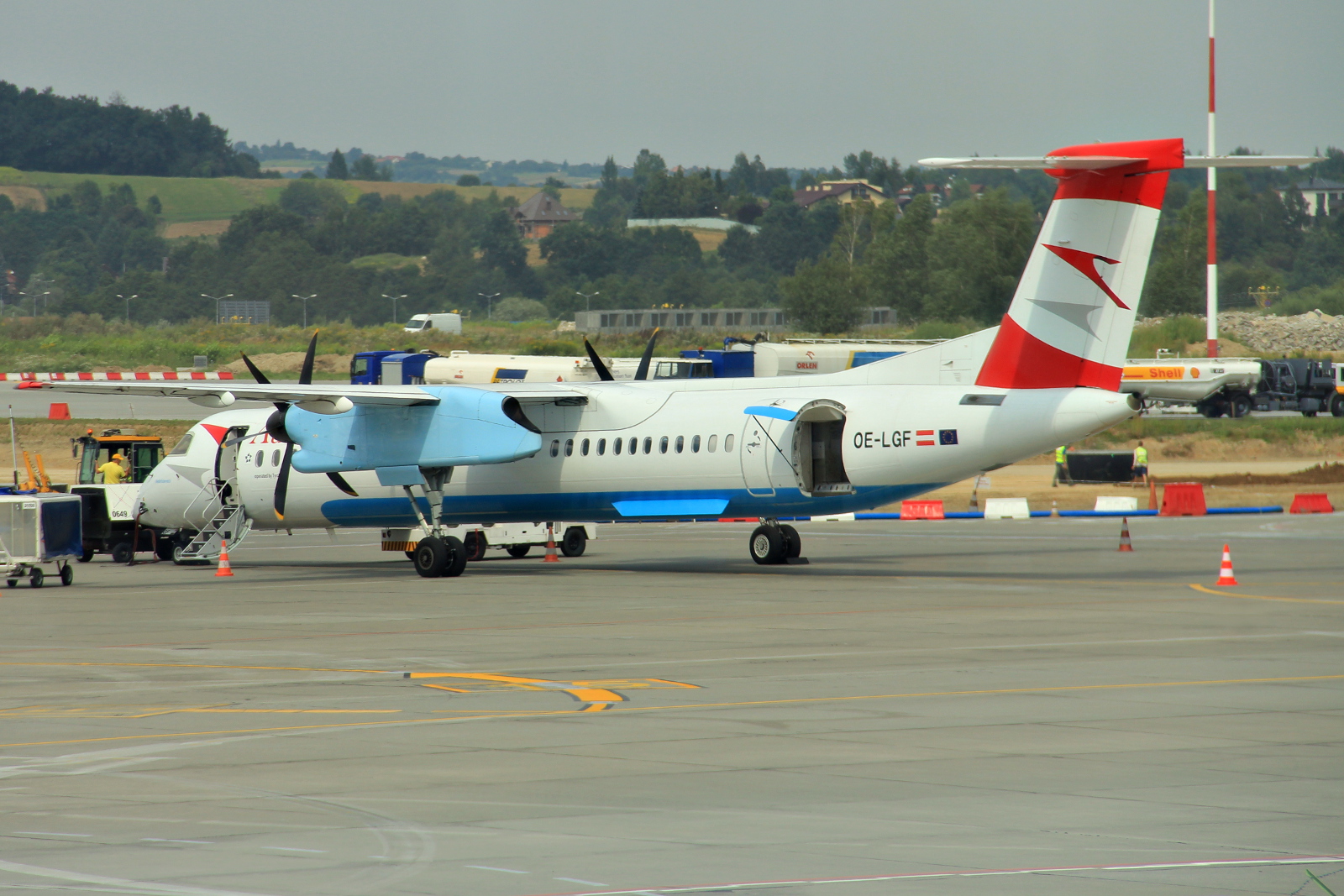 OE-LGF (cn 4068) Dash 8-Q402