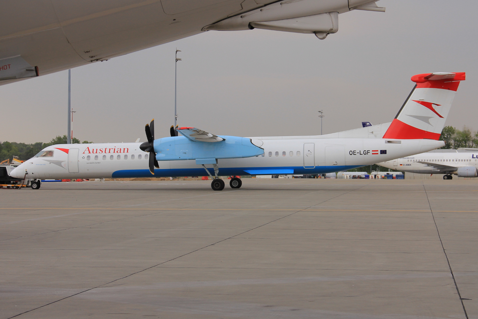 OE-LGF (cn 4068) Dash 8-Q402