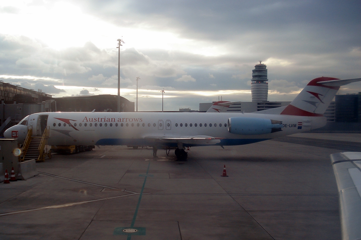 OE-LVM · Fokker 100 · (VIE / LOWW)