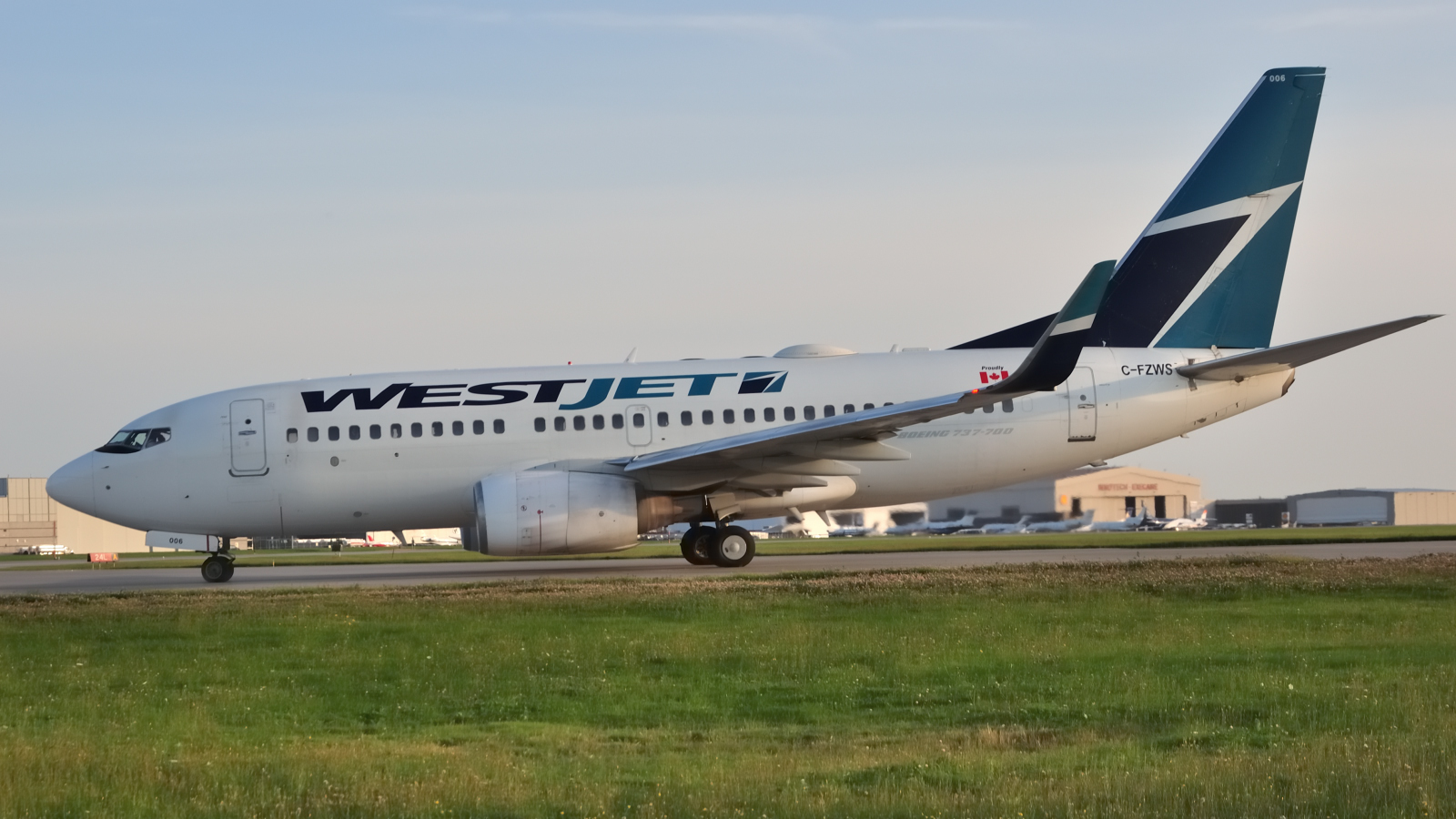 C-FZWS · Boeing 737-76N(WL) · (YUL / CYUL)