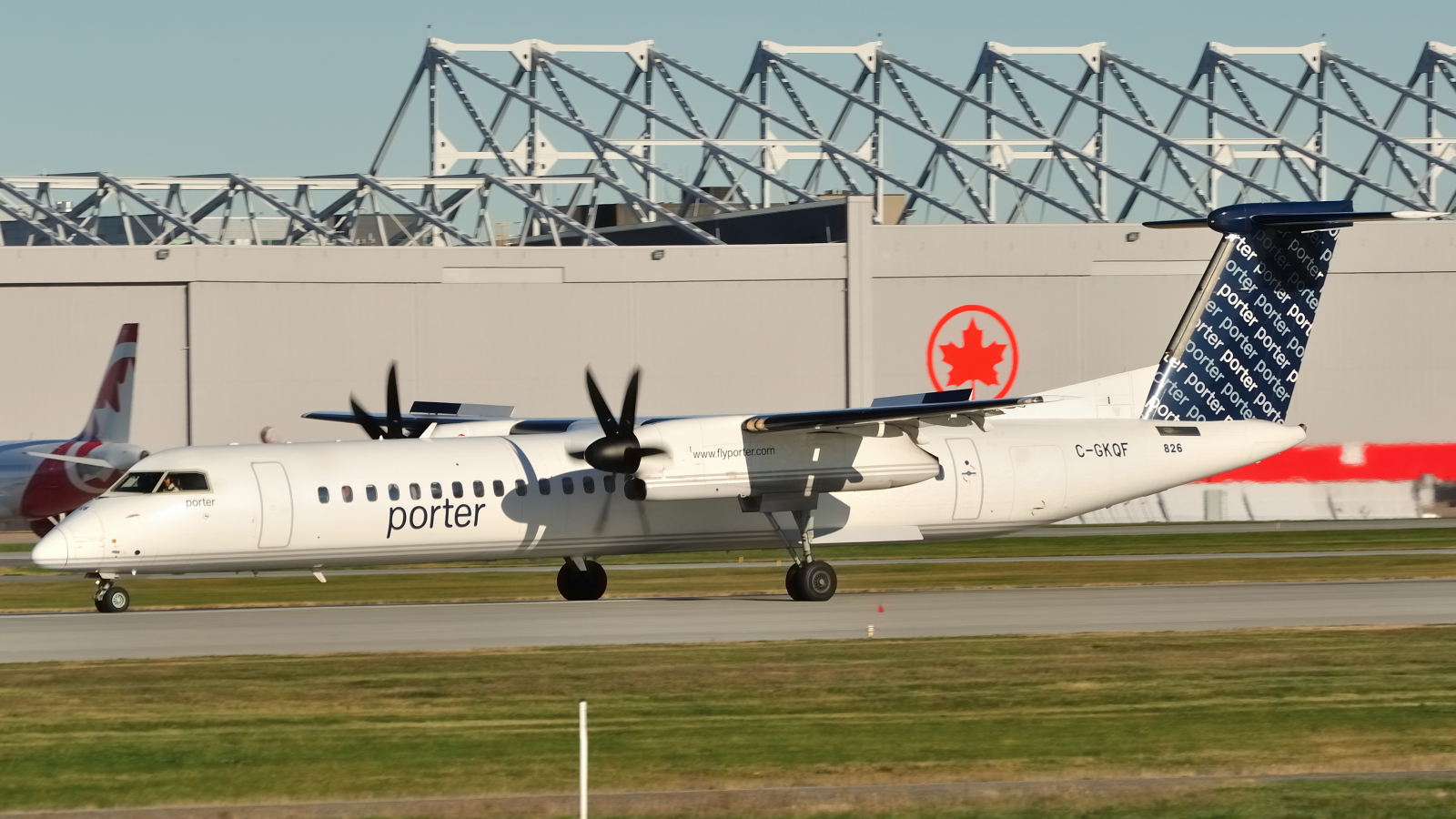 C-GKQF · Bombardier Dash 8-Q402 · (YUL / CYUL)