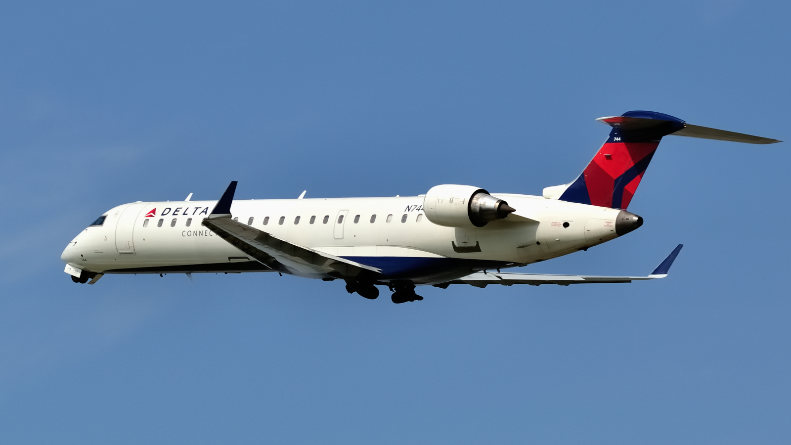 N744EV · Bombardier CRJ-701 · (YUL / CYUL)