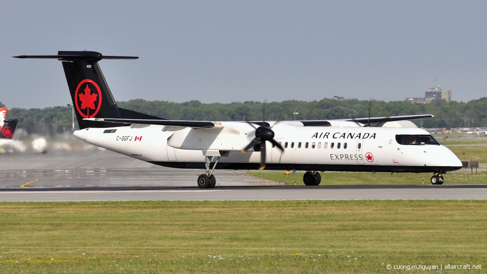 C-GGFJ · Bombardier Dash 8-Q402 · (YUL / CYUL)