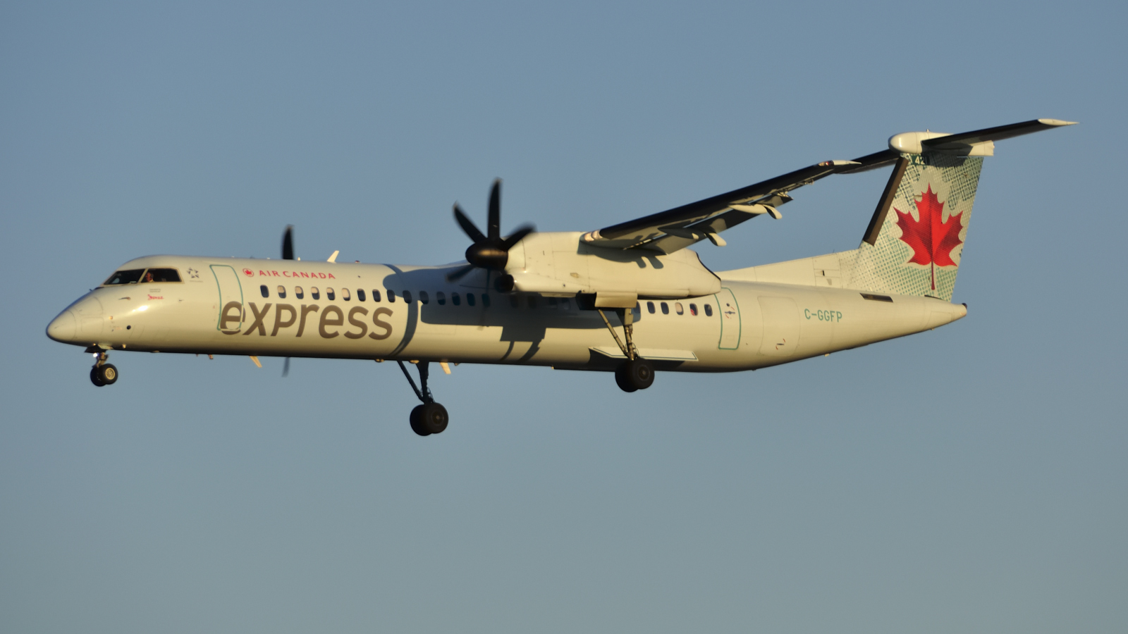 C-GGFP (4437) 2013 Bombardier Dash 8-Q402