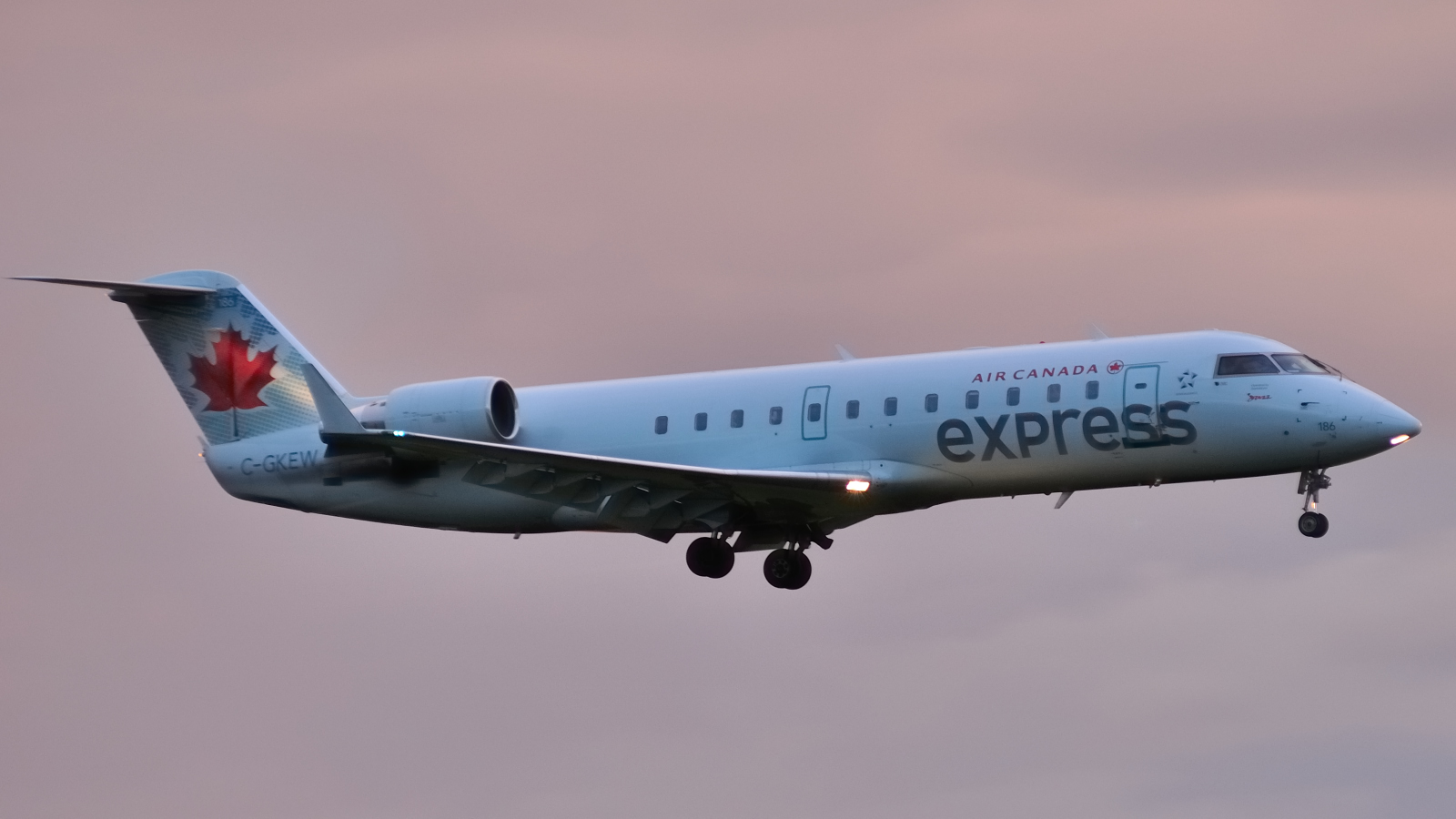 C-GKEW (cn 7385) Bombardier CRJ200LR