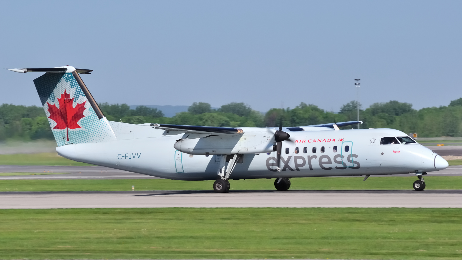 C-FJVV · Bombardier Dash 8-311 · (YUL / CYUL)