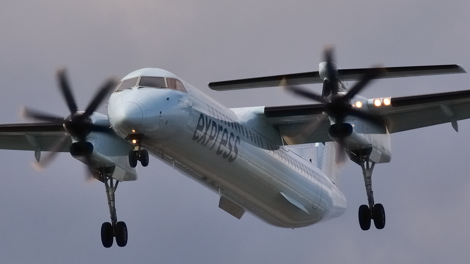 C-FSRZ · Bombardier Dash 8-Q402 · (YUL / CYUL)